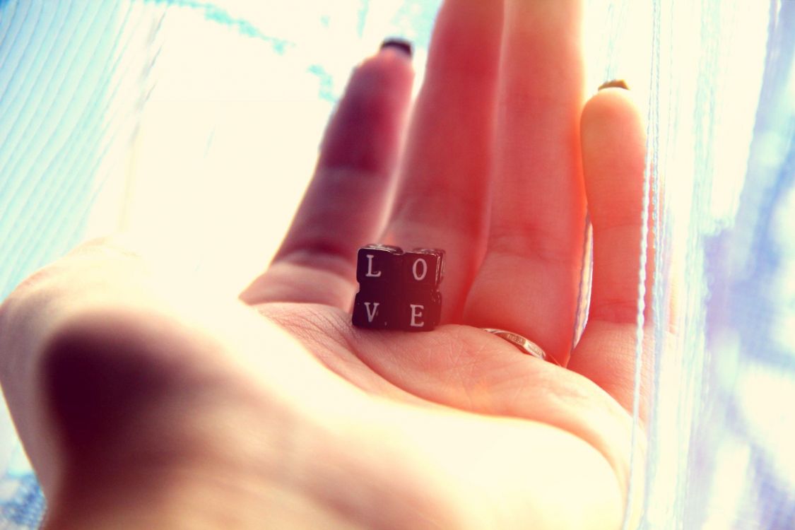 Обои палец, кожа, ноготь, кольцо, губа в разрешении 2000x1333