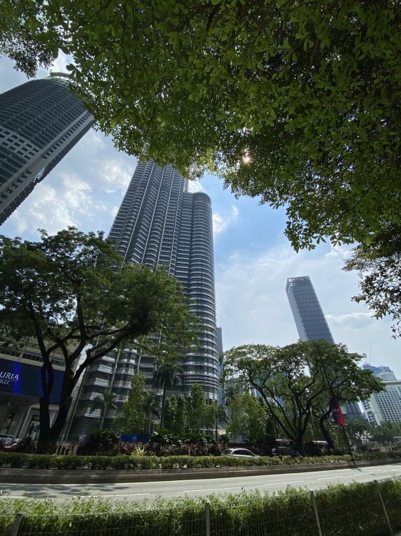 Обои башня, дневное время, архитектура, небоскреб, городской район в разрешении 1536x2048