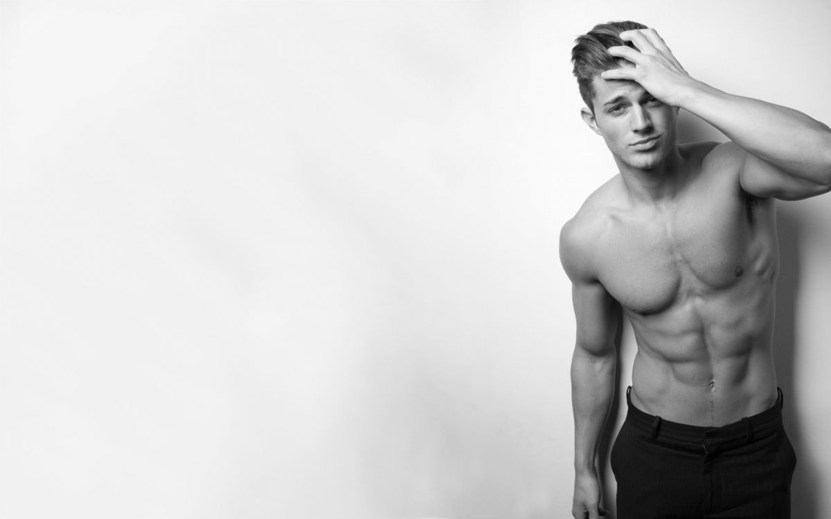 Обои мужской, стояние, мышца, модель, плечо в разрешении 2560x1600