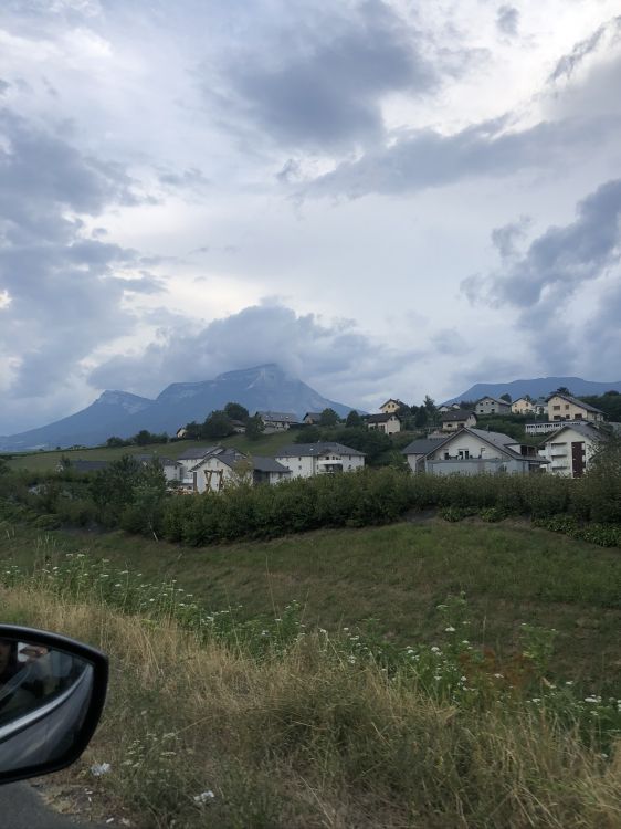 Обои автомобильное зеркало, облако, горный рельеф, нагорье, Автомобильное боковое зеркало в разрешении 1536x2048