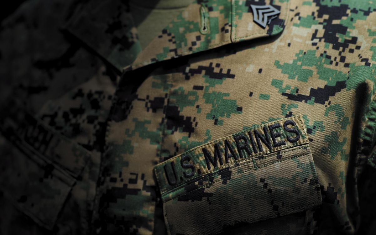 Обои корпус морской пехоты США, пехотинцы, военный камуфляж, зеленый, морские цитаты в разрешении 2560x1600