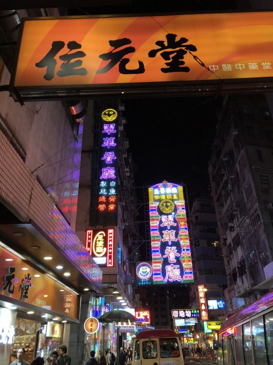 Обои Гонконг, неоновая вывеска, одежда, ночь, толпа в разрешении 1536x2048