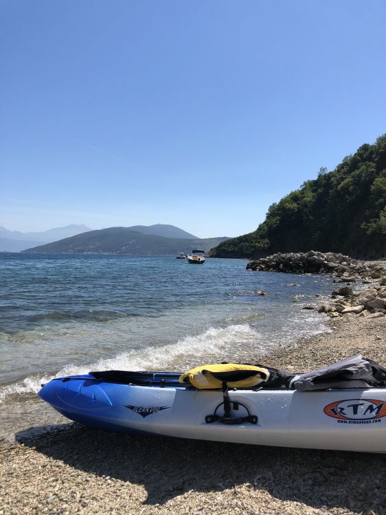 Обои лодка, байдарка, вода, водоем, горный рельеф в разрешении 1536x2048