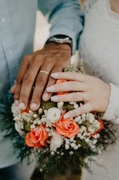 Обои свадьба, обручальное кольцо, кольцо, цветочный букет, свадебная церемония поставки в разрешении 2499x3775