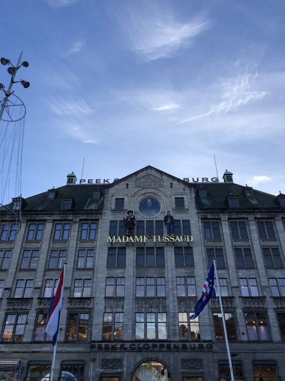 Обои Музей восковых фигур мадам Тюссо, окно, флаг, здание, поле в разрешении 1536x2048