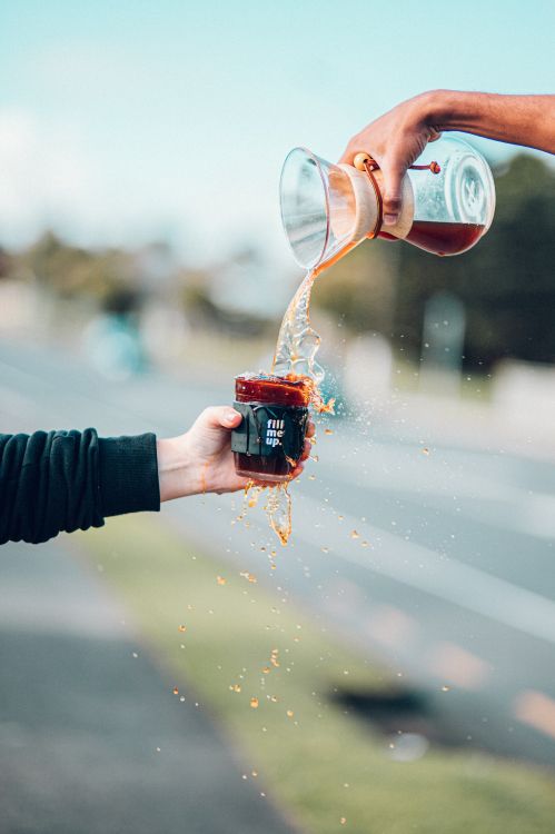 Обои жест, вода, стекло, палец, алкоголь в разрешении 3899x5849