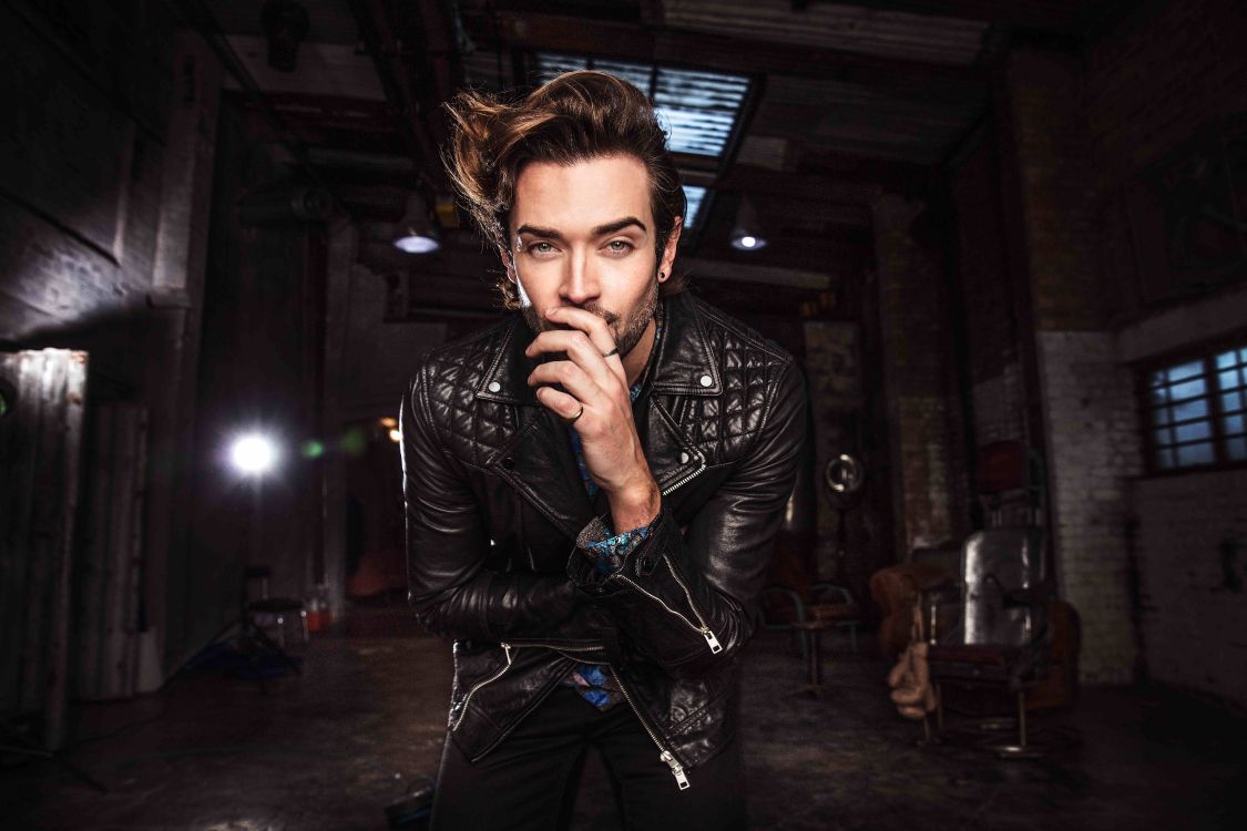 Обои 5 секунд лета, Глаза Открыты, куртка, кожа, кино в разрешении 8688x5792