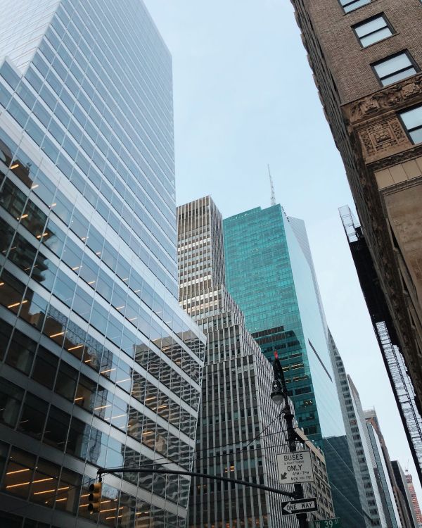 Обои небоскреб, башня, дневное время, город, городской район в разрешении 3024x3780