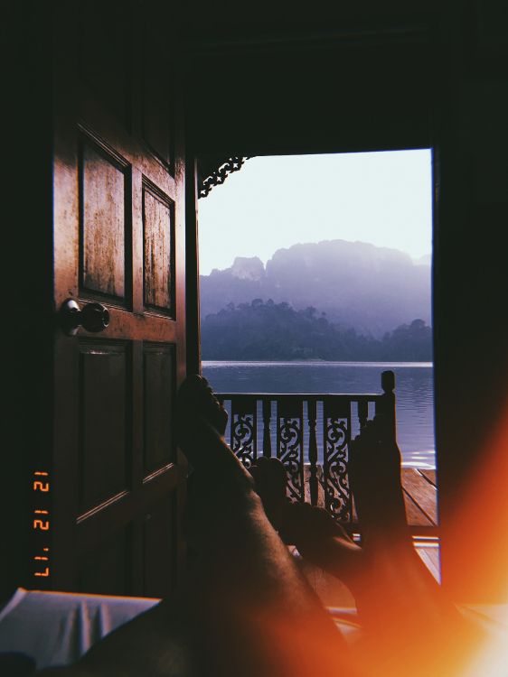 Обои отражение, вода, дневное освещение, солнечный свет, геометрия в разрешении 2448x3264