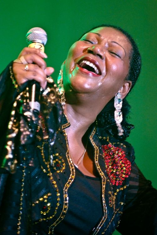 Обои певица, событие, художник, модный аксессуар, Ямайка в разрешении 2539x3794