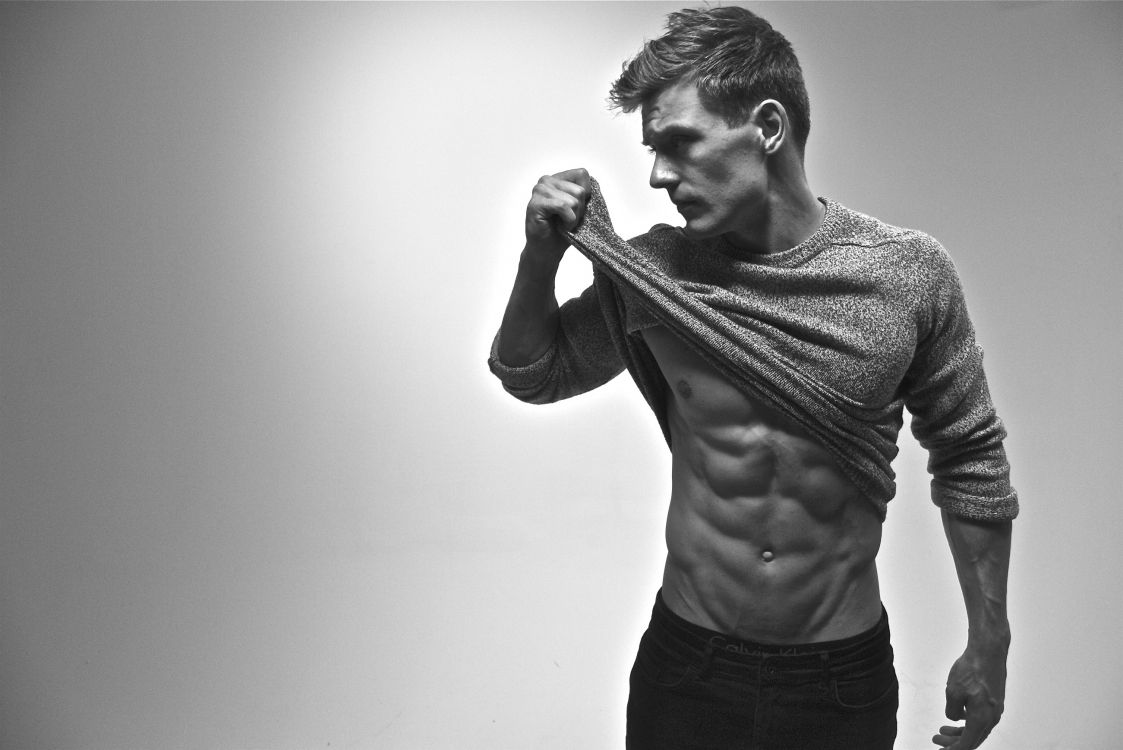 Обои волосы на лице, белые, черный, плечо, стояние в разрешении 2604x1738