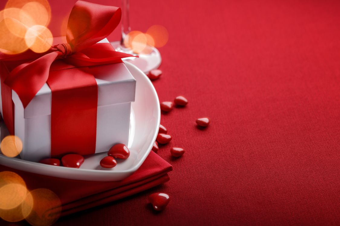 Обои День Святого Валентина, подарок, сердце, красный цвет, лента в разрешении 6000x4000