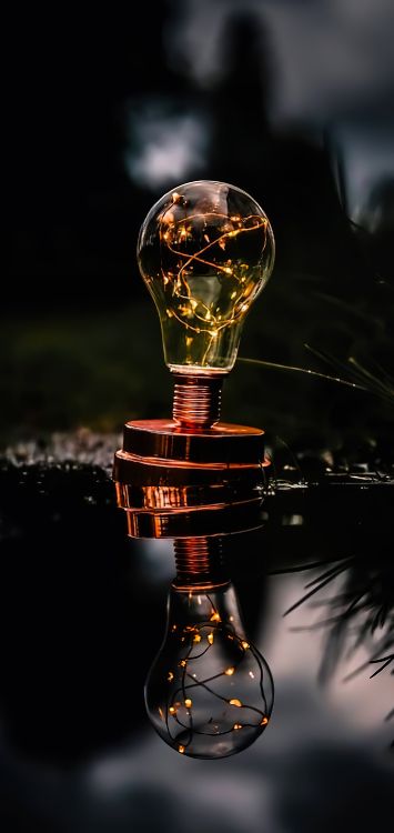 Обои отражение, бокал для вина, стеклянная бутылка, рюмки, свет в разрешении 1421x3000