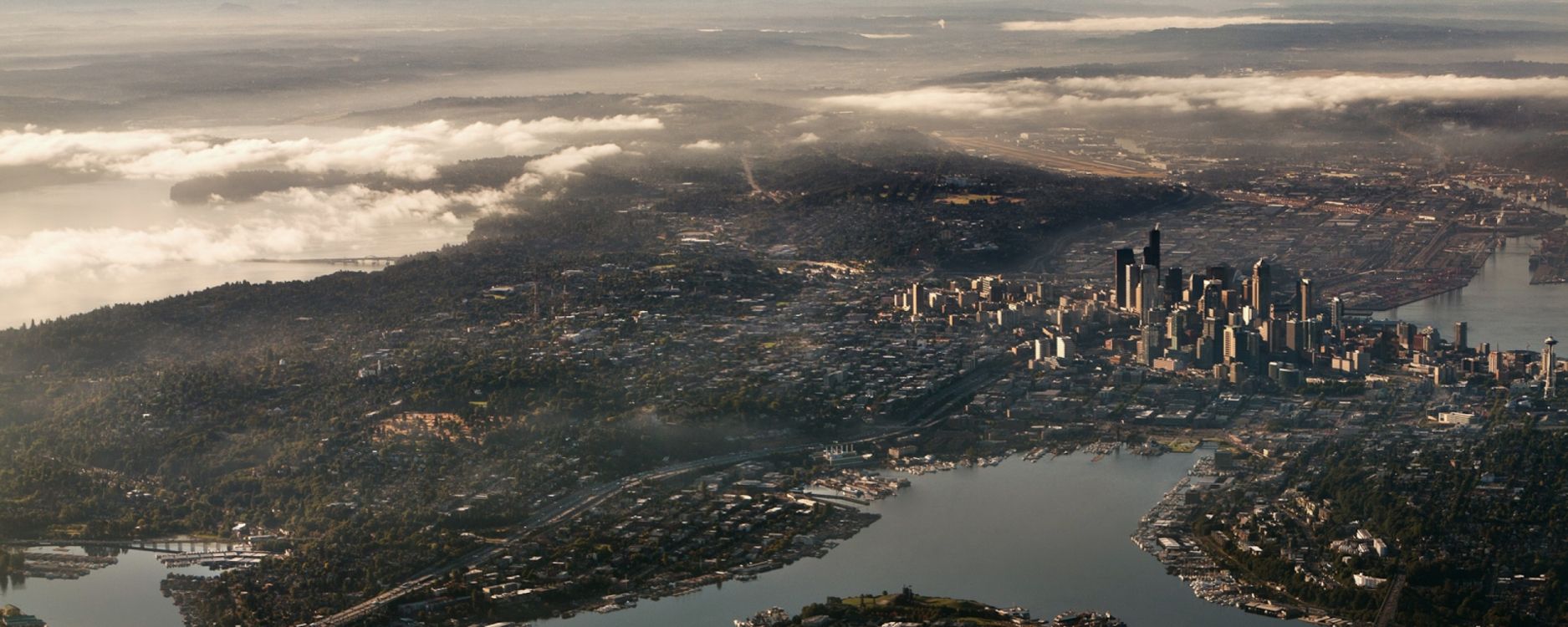 Обои Сиэтл, вода, город, облако, горизонт в разрешении 2560x1024