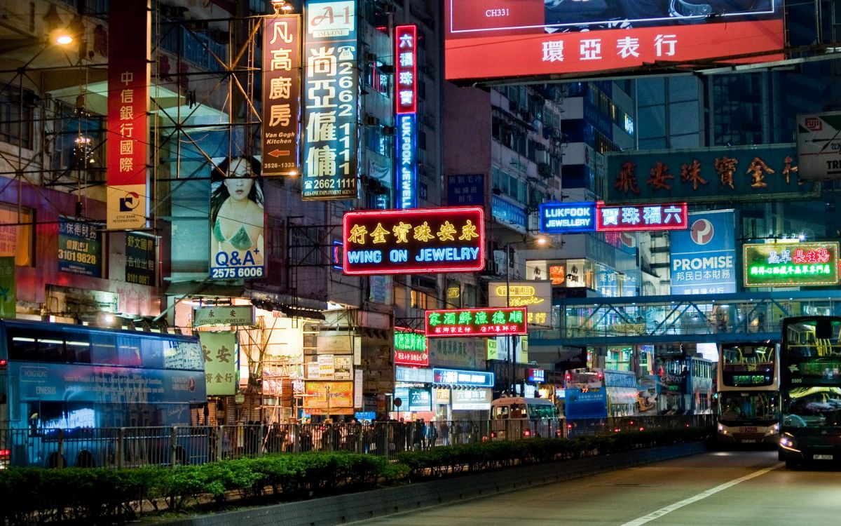 Обои метрополия, ночь, город, электронные табло, городок в разрешении 2560x1600