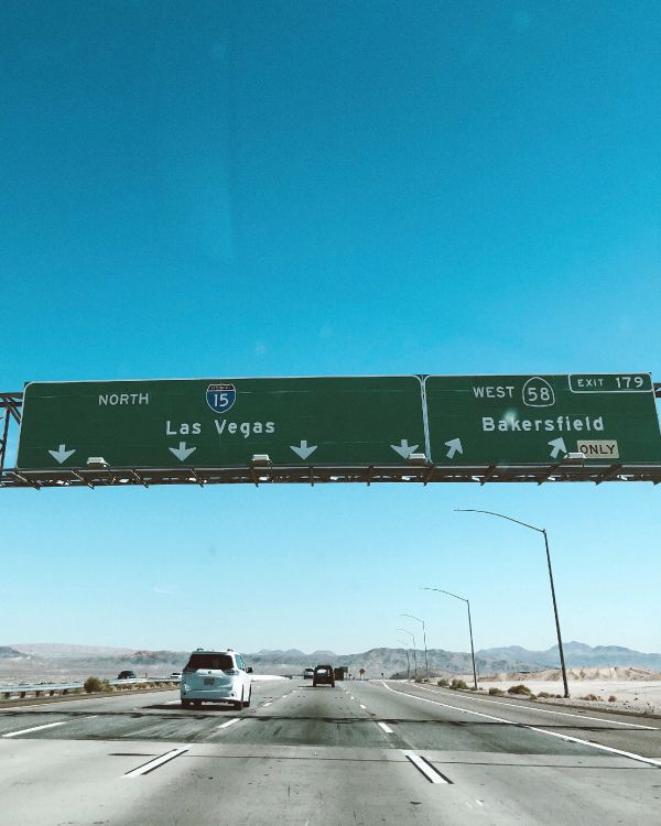 Обои Лас Вегас, переулок, дорожное путешествие, дорога, дорожное покрытие в разрешении 2494x3117