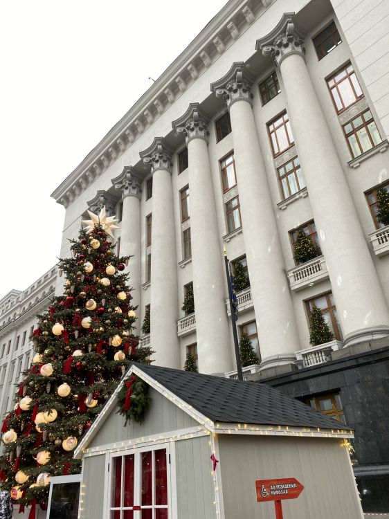 Обои ориентир, архитектура, фасад, Рождественские украшения, елка в разрешении 1536x2048