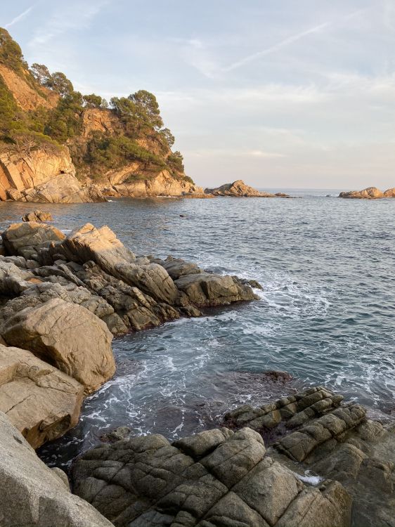 Обои побережье, вода, мыс, водоем, рок в разрешении 1536x2048