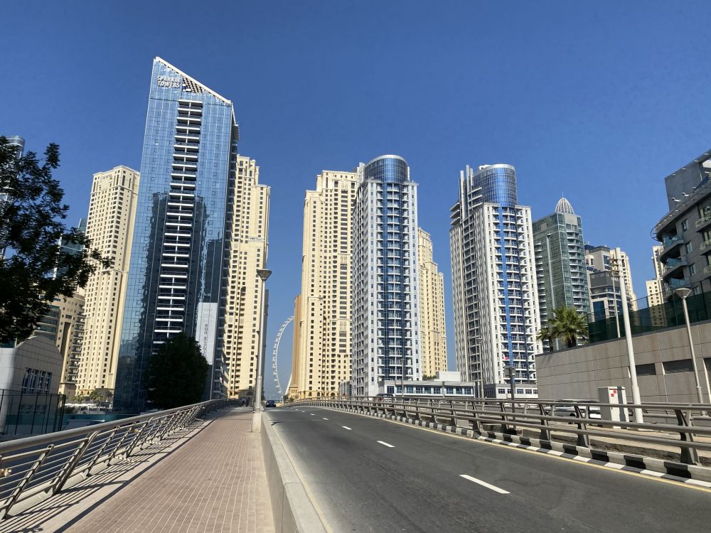 Обои Дубай, дорога, башня, дневное время, архитектура в разрешении 2048x1536