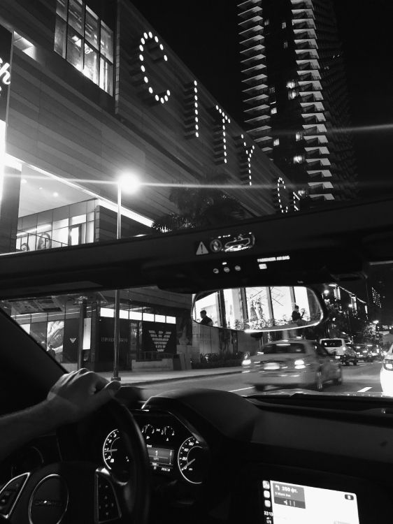 Обои стекло, автомобильное зеркало, ночь, рулевое колесо, спидометр в разрешении 3024x4032