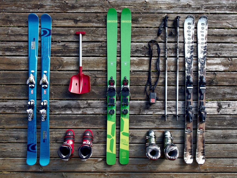 Обои лыжи, сноуборд, красочность, древесина, узор в разрешении 4496x3372
