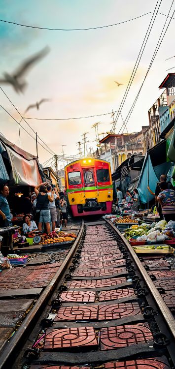 Обои рынок железной дороги Мэклонг, талад ром хаб, поезд, МЭ Клонг, Бангкок в разрешении 1421x3000