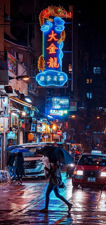 Обои городской автомобиль, легковые автомобили, здание, автомобильное освещение, свет в разрешении 1422x3000