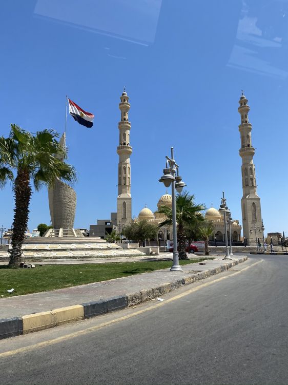 Обои ориентир, историческое место, дорожное покрытие, асфальт, флерон в разрешении 1536x2048