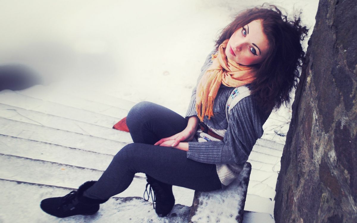 Обои красота, сидящий, женщина, девушка, черные волосы в разрешении 2560x1600