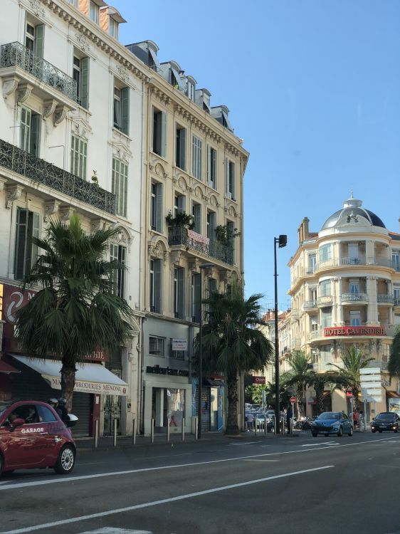 Обои улица, окно, соседство, дорога, городок в разрешении 1536x2048