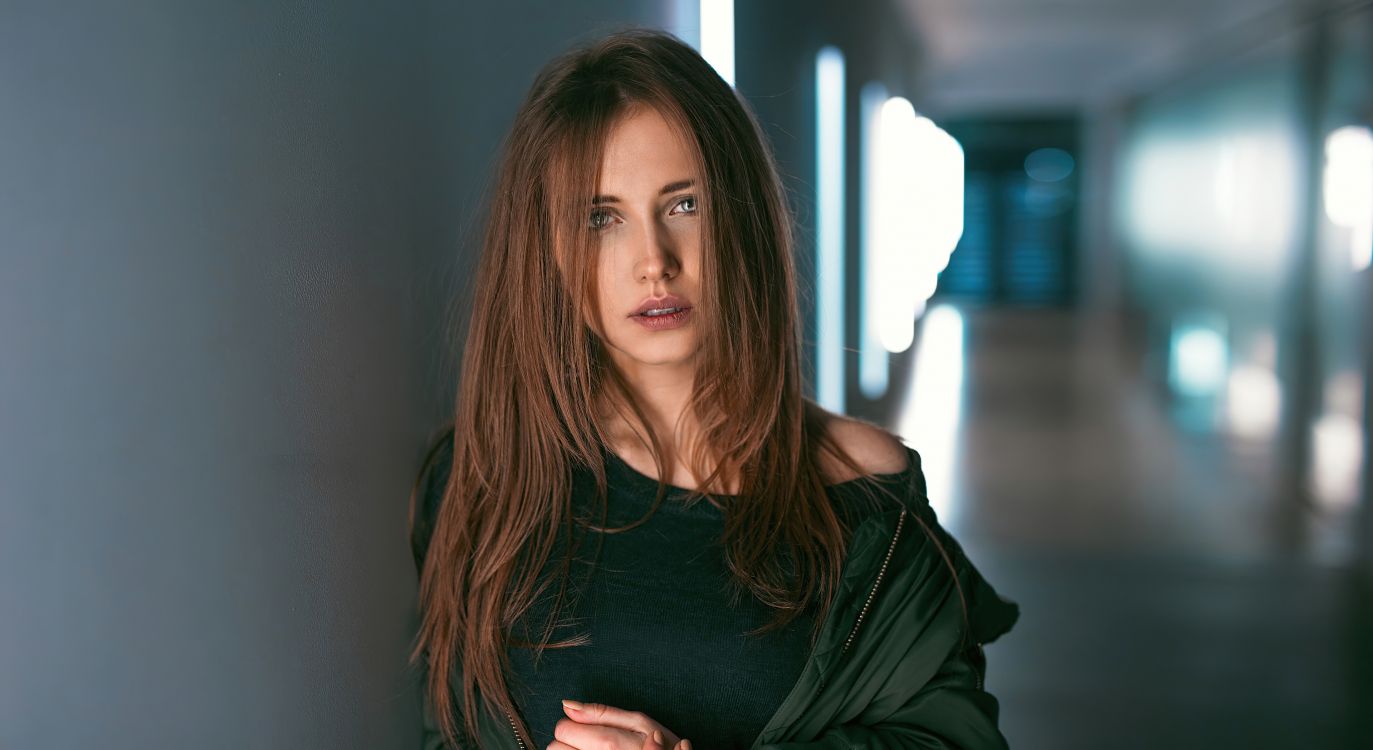 Обои красота, модель, портрет, каштановые волосы, губа в разрешении 3840x2097