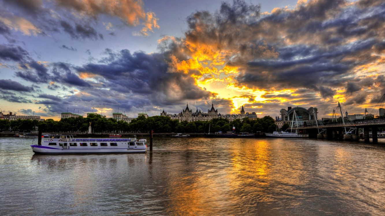 Обои отель Royal Конногвардейский, закат, облако, отражение, вода в разрешении 2560x1440