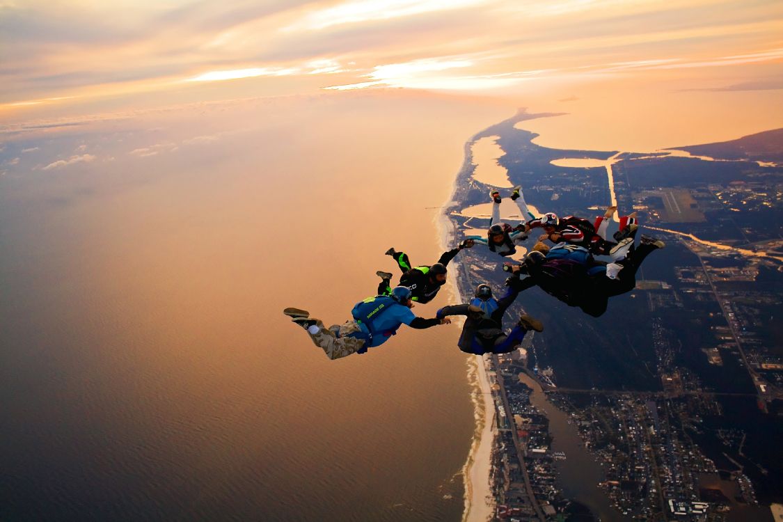 Обои прыжки с парашютом на закате, парашютный спорт, парашют, экстремальный вид спорта, воздушные виды спорта в разрешении 3888x2592