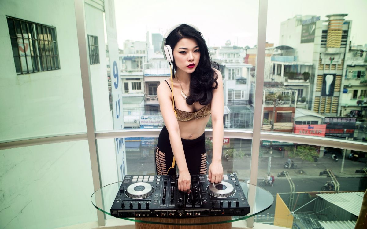 Обои ремикс, фильм, девушка, диск жокей, телевизионное шоу в разрешении 2560x1600