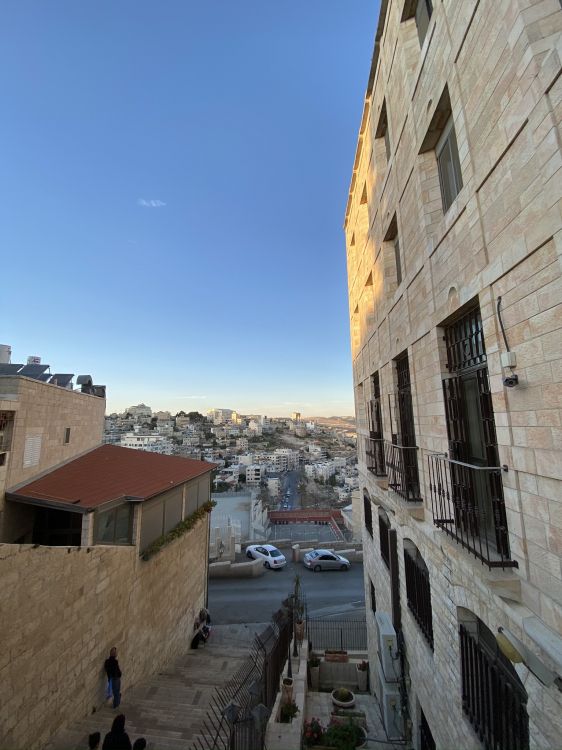 Обои окно, соседство, городок, улица, стена в разрешении 1536x2048