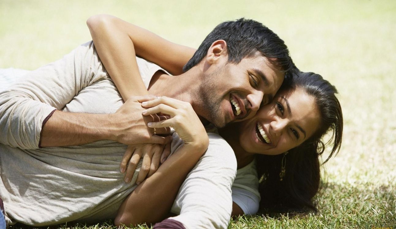 Обои роман, любовь, взаимодействие, крепкое объятие, мужчина в разрешении 1920x1113