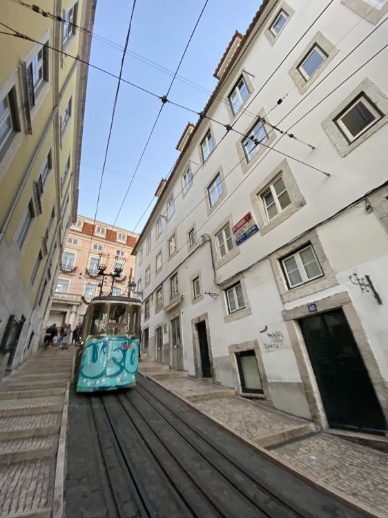 Обои трек, квартира, окно, архитектура, соседство в разрешении 1536x2048