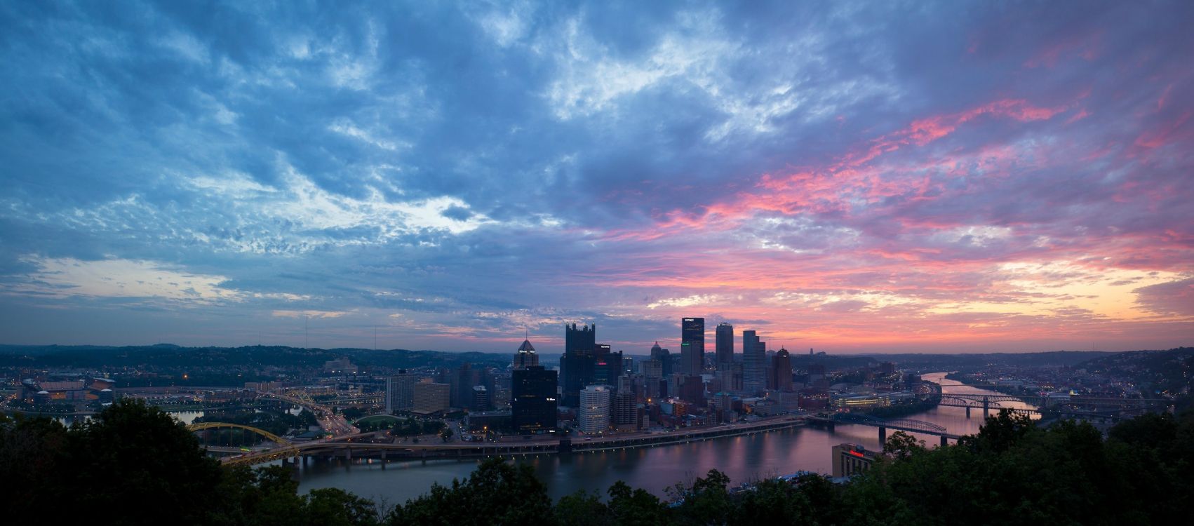 Обои городской пейзаж, город, линия горизонта, дневное время, послесвечение в разрешении 2500x1101