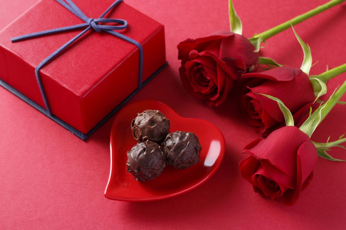 Обои шоколад, конфета, День Святого Валентина, пралине, кондитерские изделия в разрешении 2560x1706