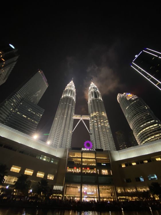 Обои башни петронас, Куала Лумпур, Малайзия, небоскреб, башня в разрешении 1536x2048