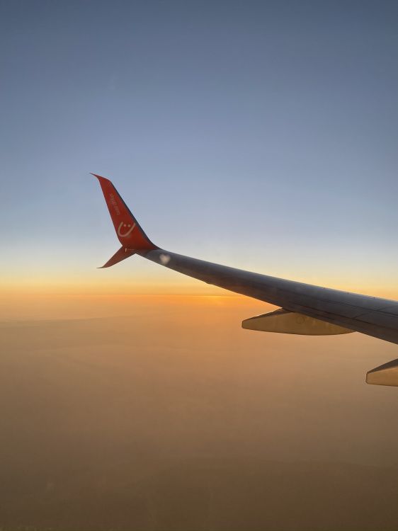 Обои воздушное путешествие, самолет, airbus a330, узкофюзеляжный самолет, самолеты в разрешении 1536x2048