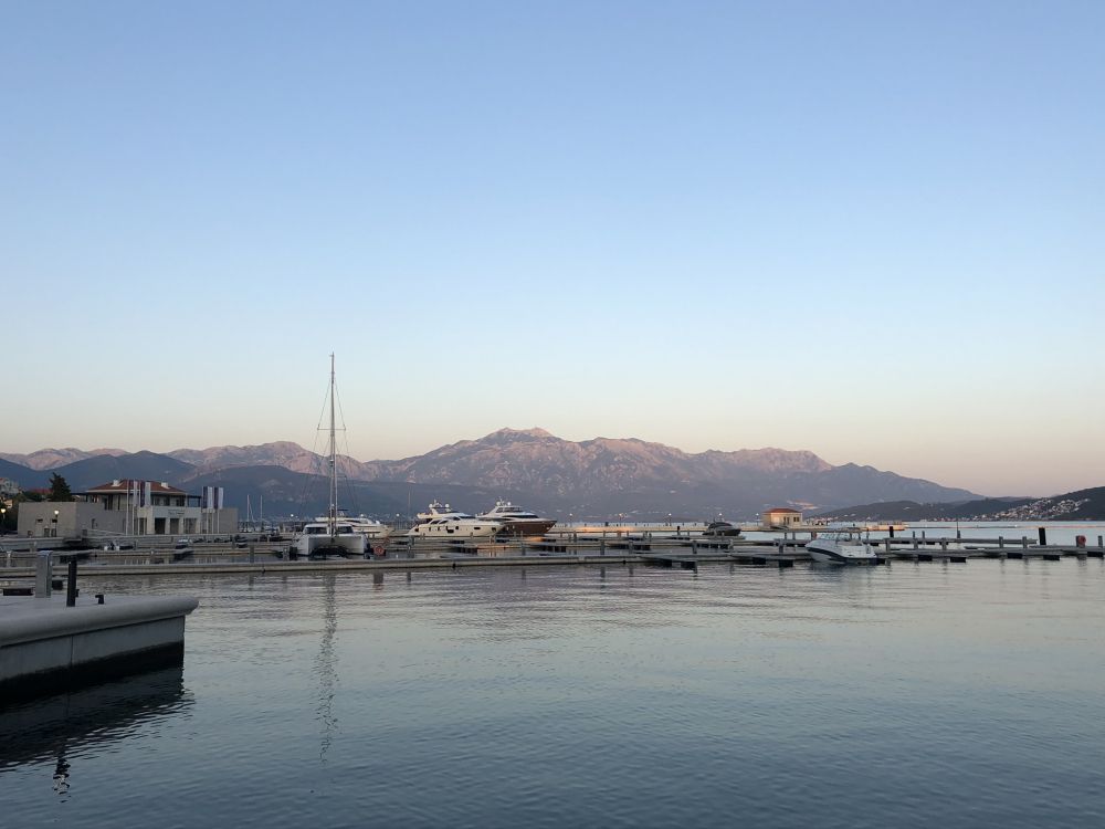 Обои море, вода, водоем, горный рельеф, зима в разрешении 2048x1536