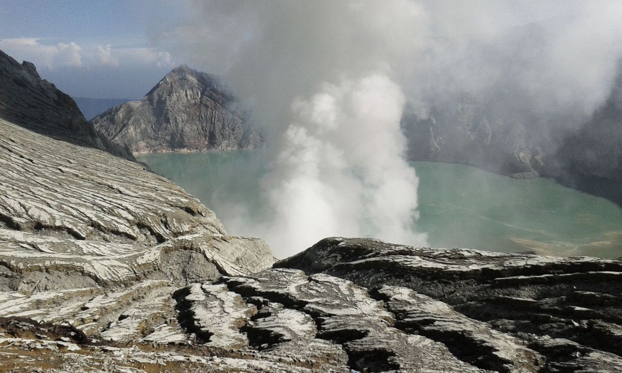 Обои Иджен, местность, гора, рок, хребет в разрешении 2560x1536