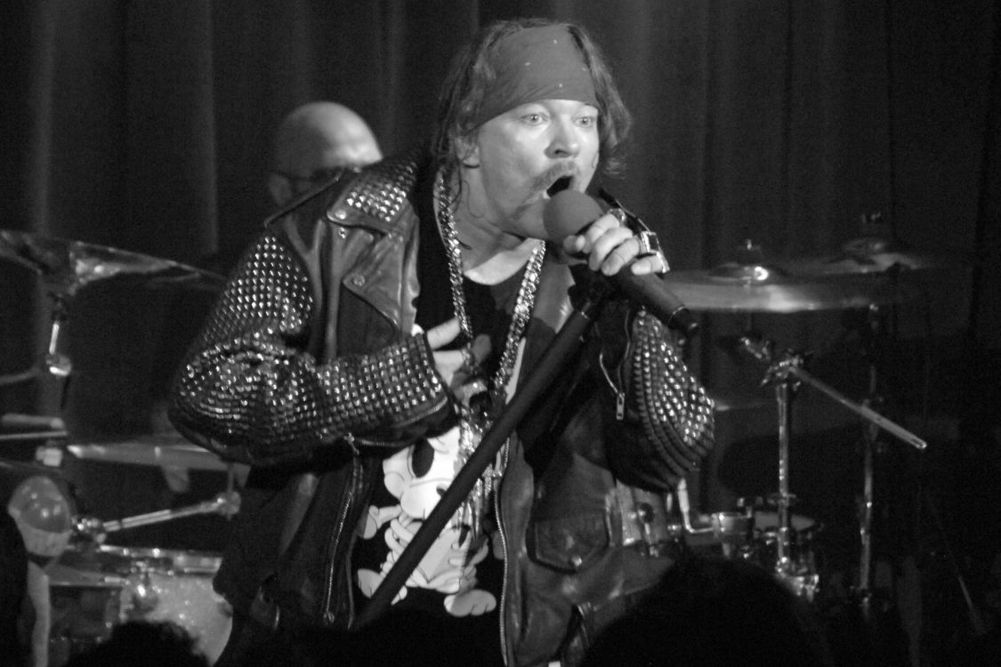 Обои пение, Аксель Роуз, рокконцерт, струнный инструмент, музыкант в разрешении 1920x1280