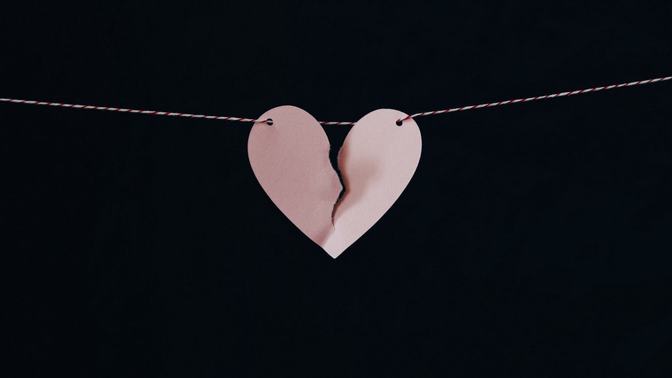 Обои сердце, любовь, ожерелье, ювелирные изделия, темнота в разрешении 2560x1440