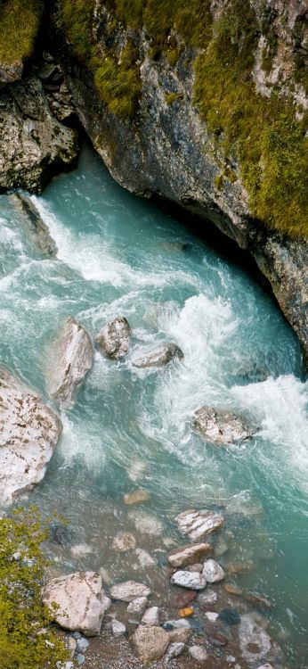 Обои природа, пианино нью-эйдж, вода, гидроресурсы, коренная порода в разрешении 1080x2340