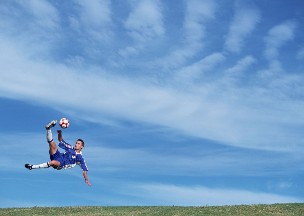 Обои мяч, синий, облако, скачок, дневное время в разрешении 2180x1547