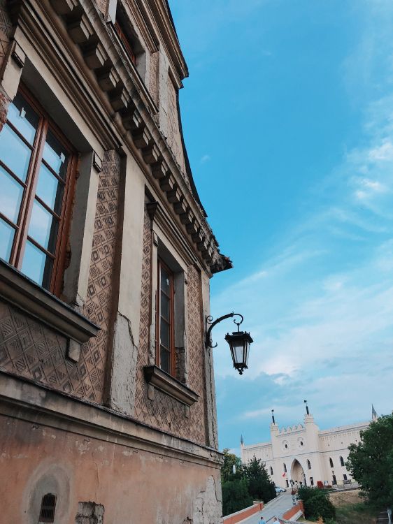 Обои Люблинский замок, окно, уличный фонарь, городок, осветительная арматура в разрешении 3024x4032