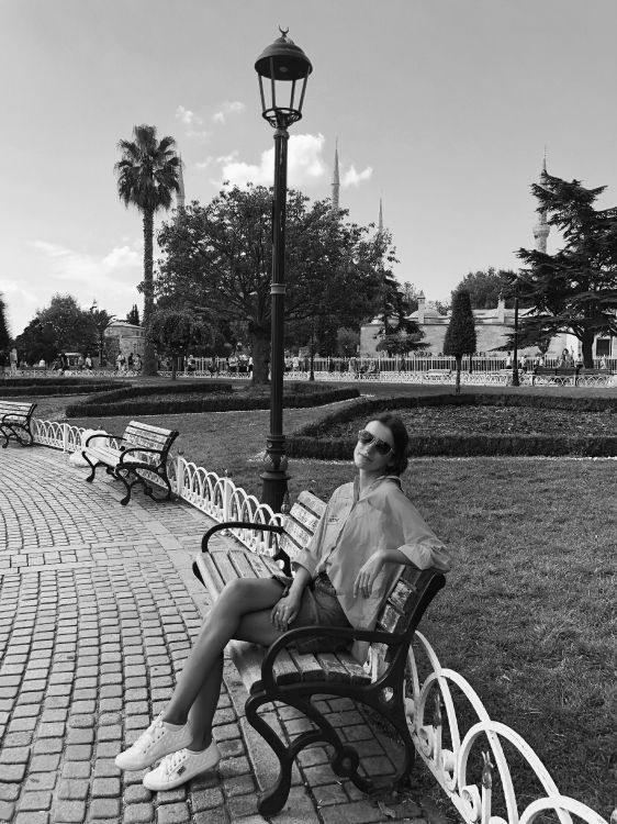 Обои человеческое тело, сидящий, уличный фонарь, монохромный, черный и белый в разрешении 3024x4032