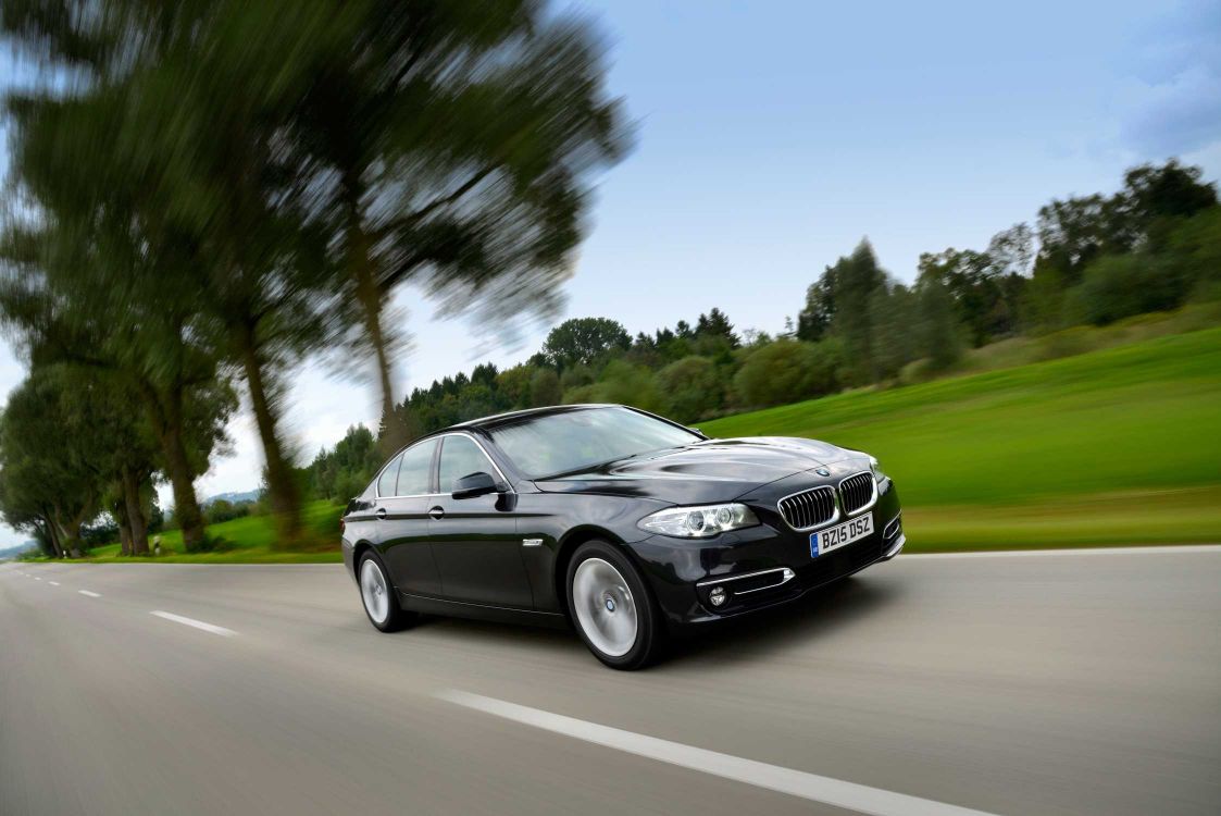 Обои bmw 5 series, bmw, авто, представительский автомобиль, дорога в разрешении 2247x1500